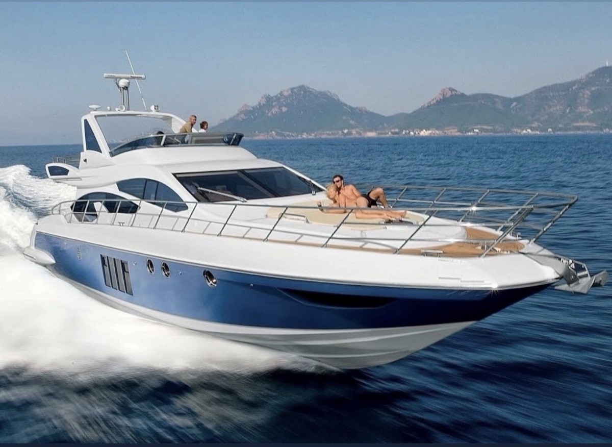 Azimut 58 Flybridge — 17.6 m Italian flybridge — luxury day charter for up to 12 guests
