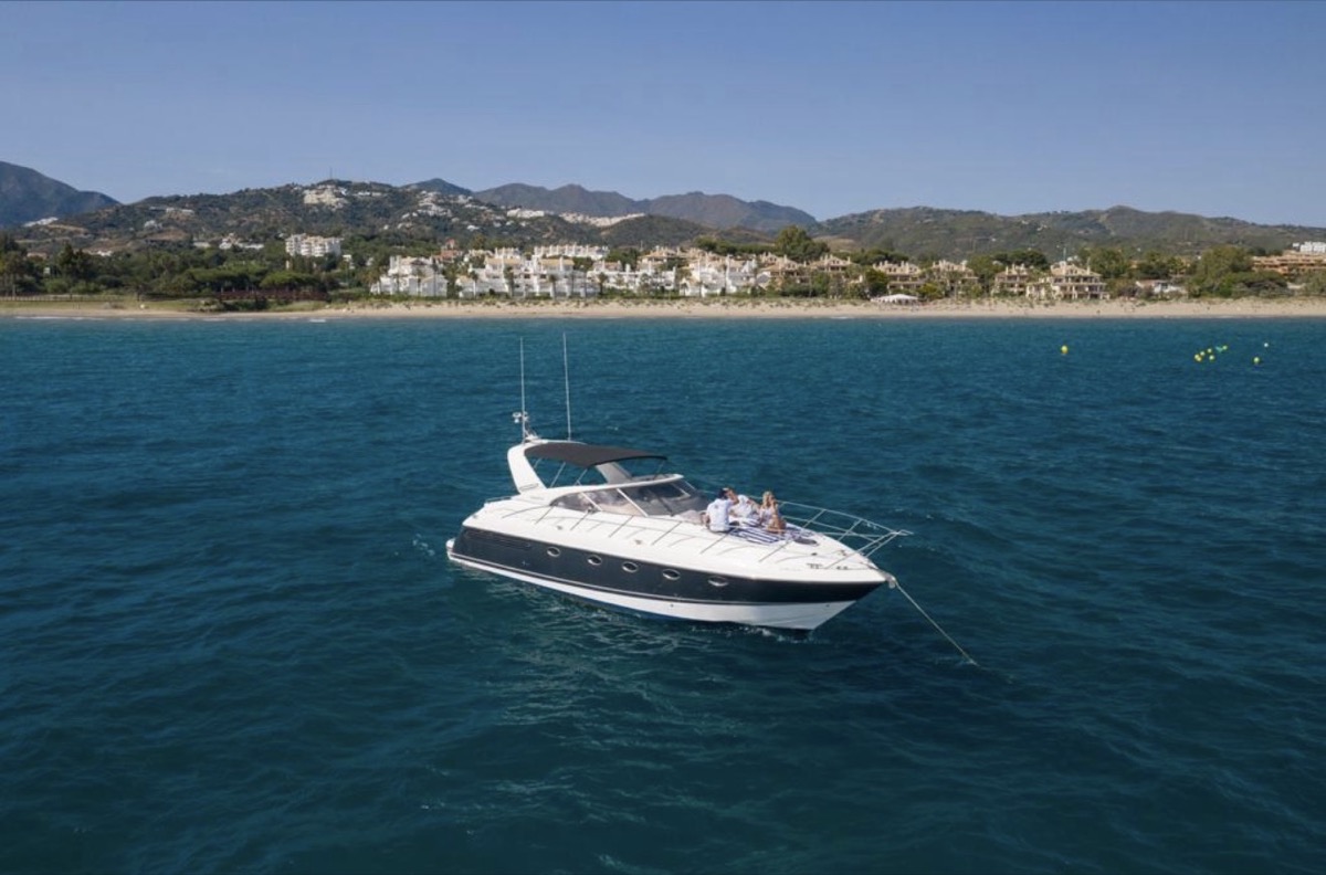 Fairline Targa 12m — 12 m British sport yacht — sleek lines, fast cruise, 10 guests