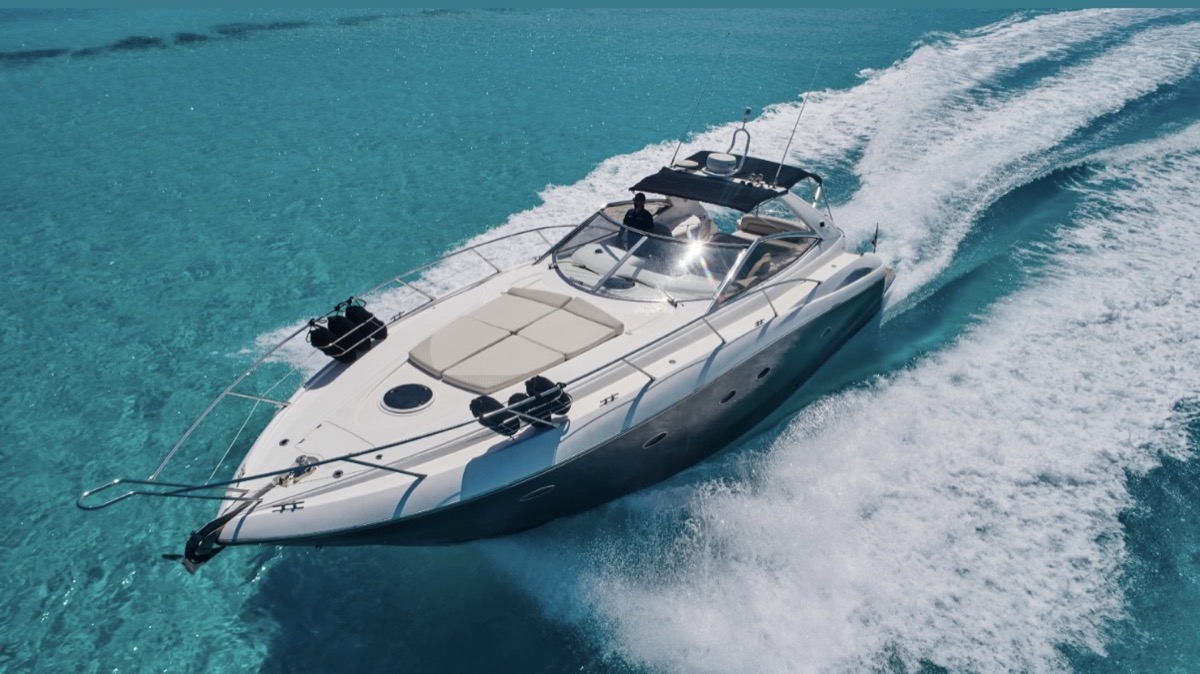 Pershing 46 — 14 m Italian sport yacht — Pershing speed + design, 10 guests